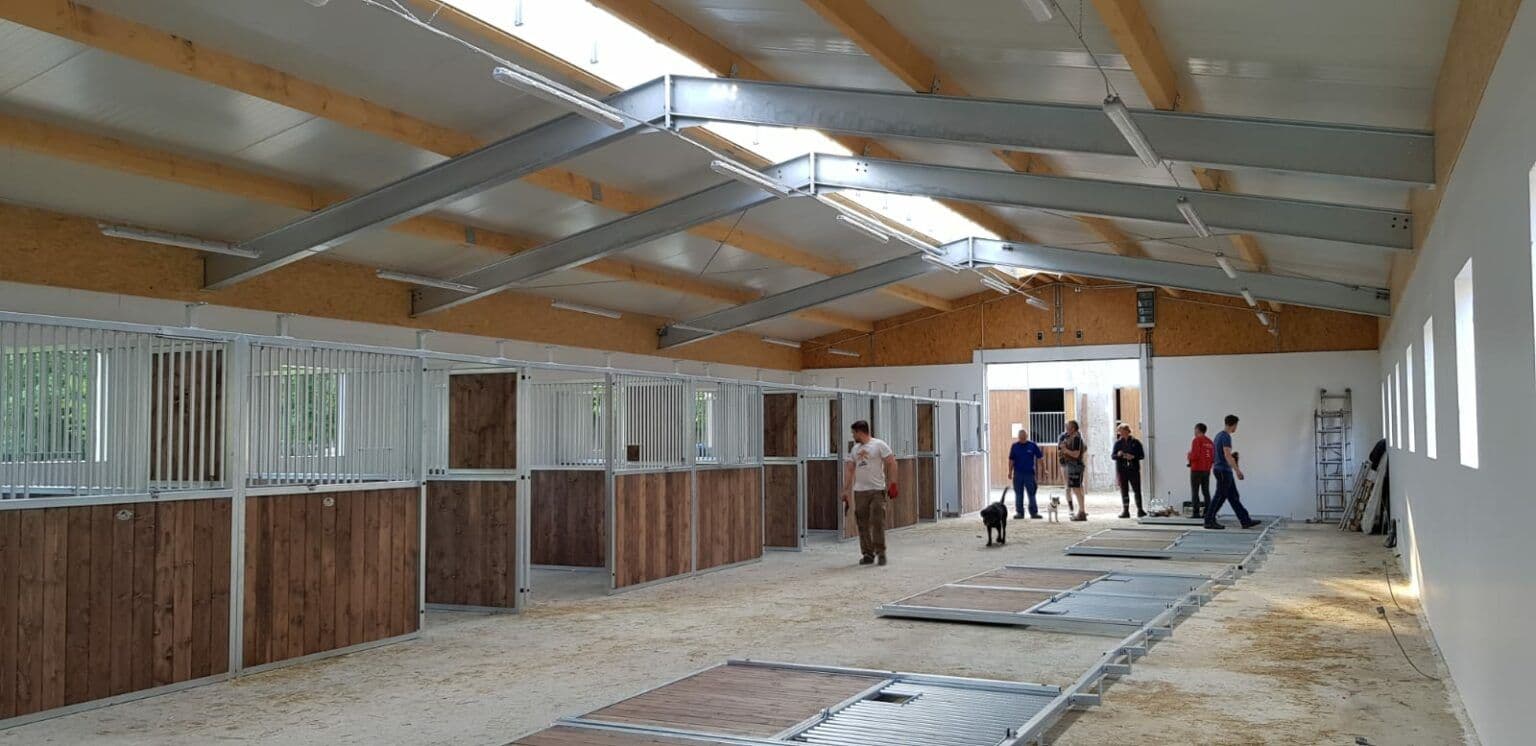 Stallanlage als Beispiel für Füllungen und Materialien